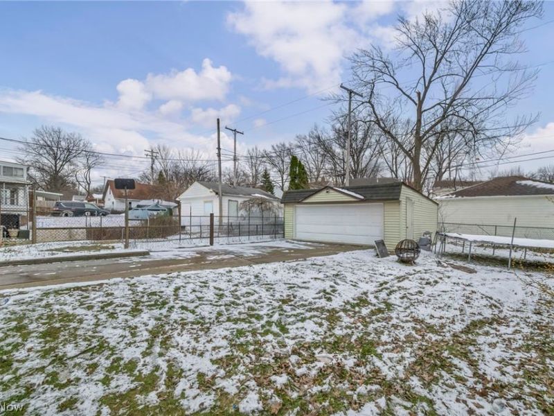 16908 Throckley Avenue, Cleveland, OH 44128 Photo 7