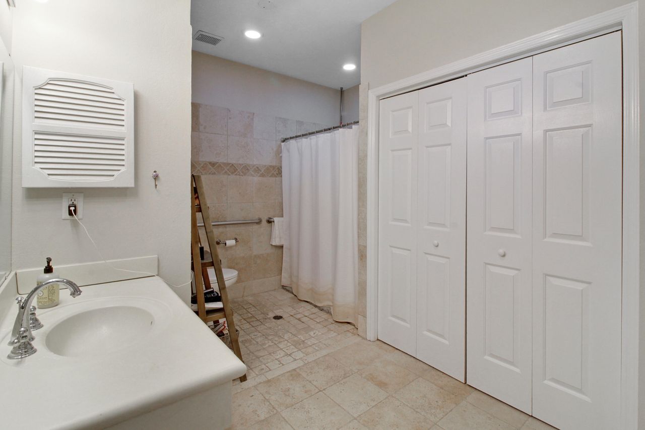 700 Daniel Ellis Drive Photo 16