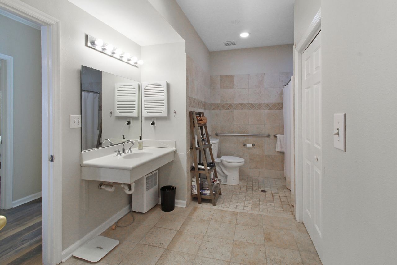 700 Daniel Ellis Drive Photo 17