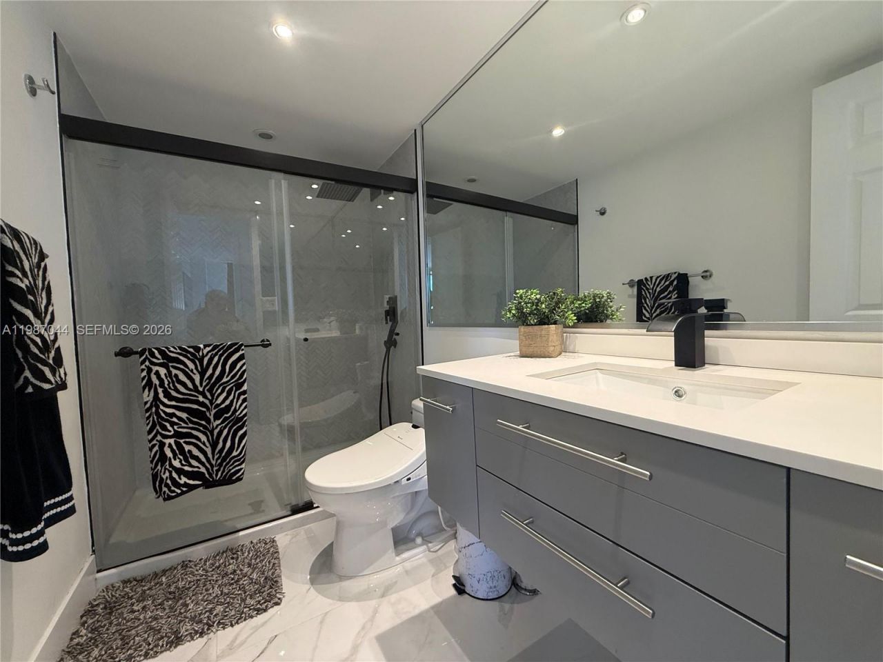 5555 Collins Ave, Unit 8R, Miami Beach, FL 33140 Photo