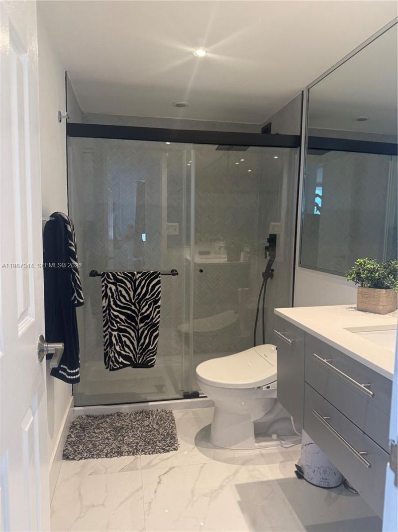 5555 Collins Ave, Unit 8R, Miami Beach, FL 33140 Photo