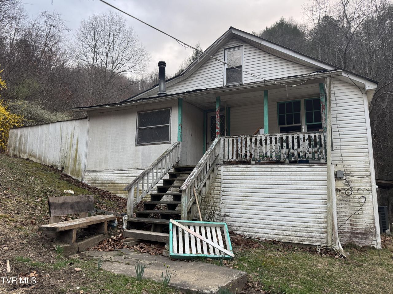 195 Hanging Tree Road, Dante, VA 24237 Main Photo