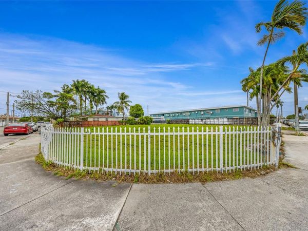 895 NW 45th Ave , Miami, FL 33126