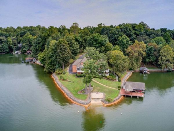 1300 Pats DR , Moneta, VA 24121