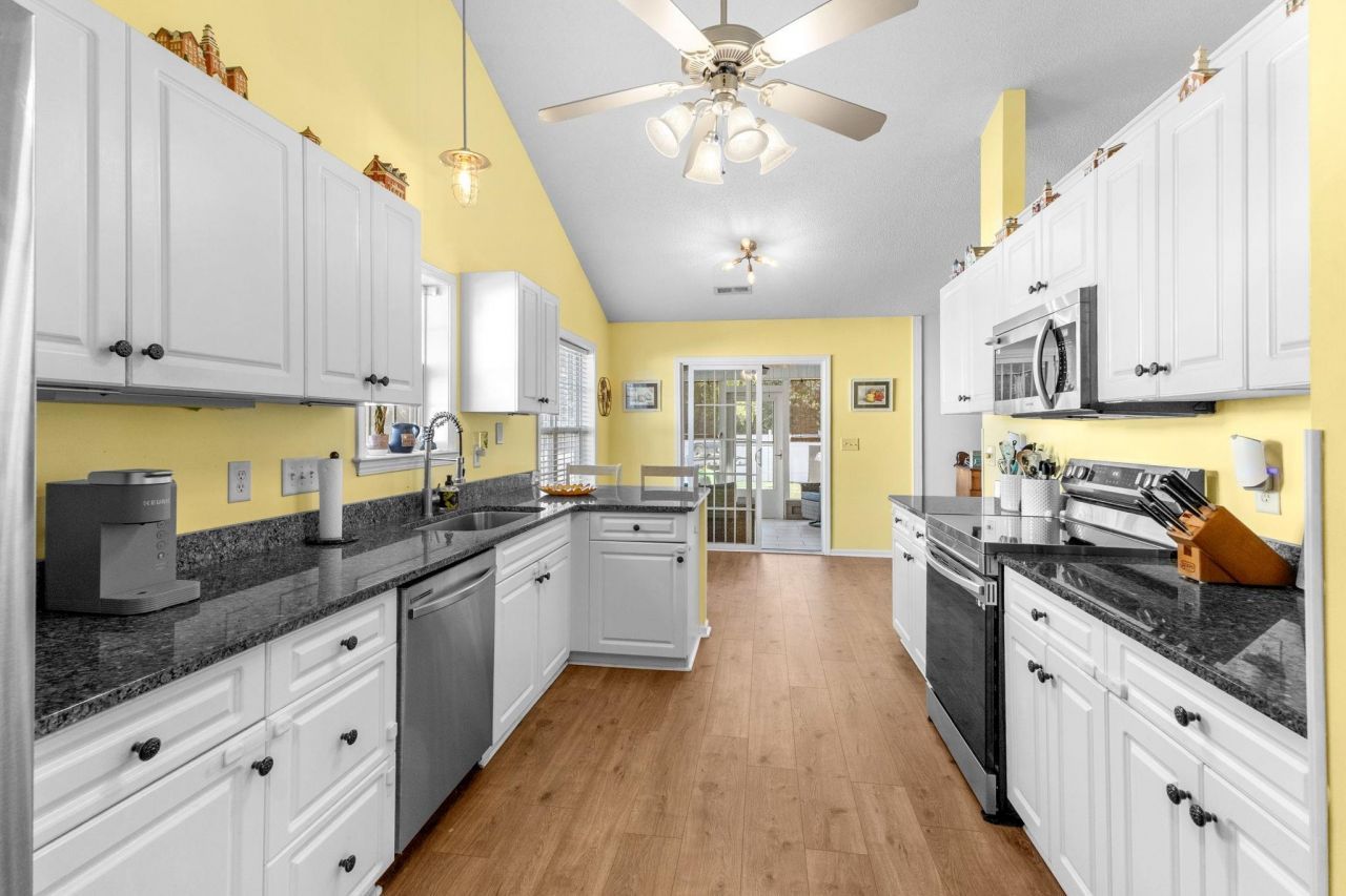 916 Dunrobin Ln. Photo 15