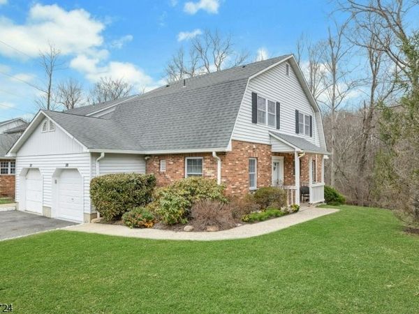 30 Coachlight Dr, Chatham, NJ 07928