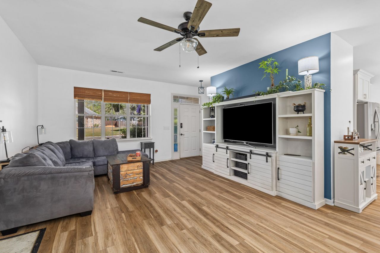 800 Essex Drive Photo 5