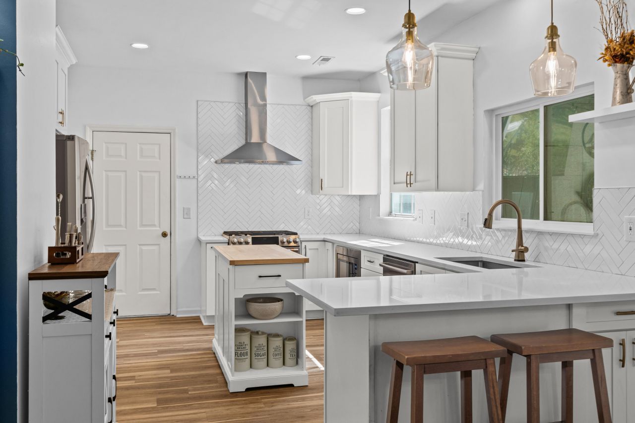 800 Essex Drive Photo 9