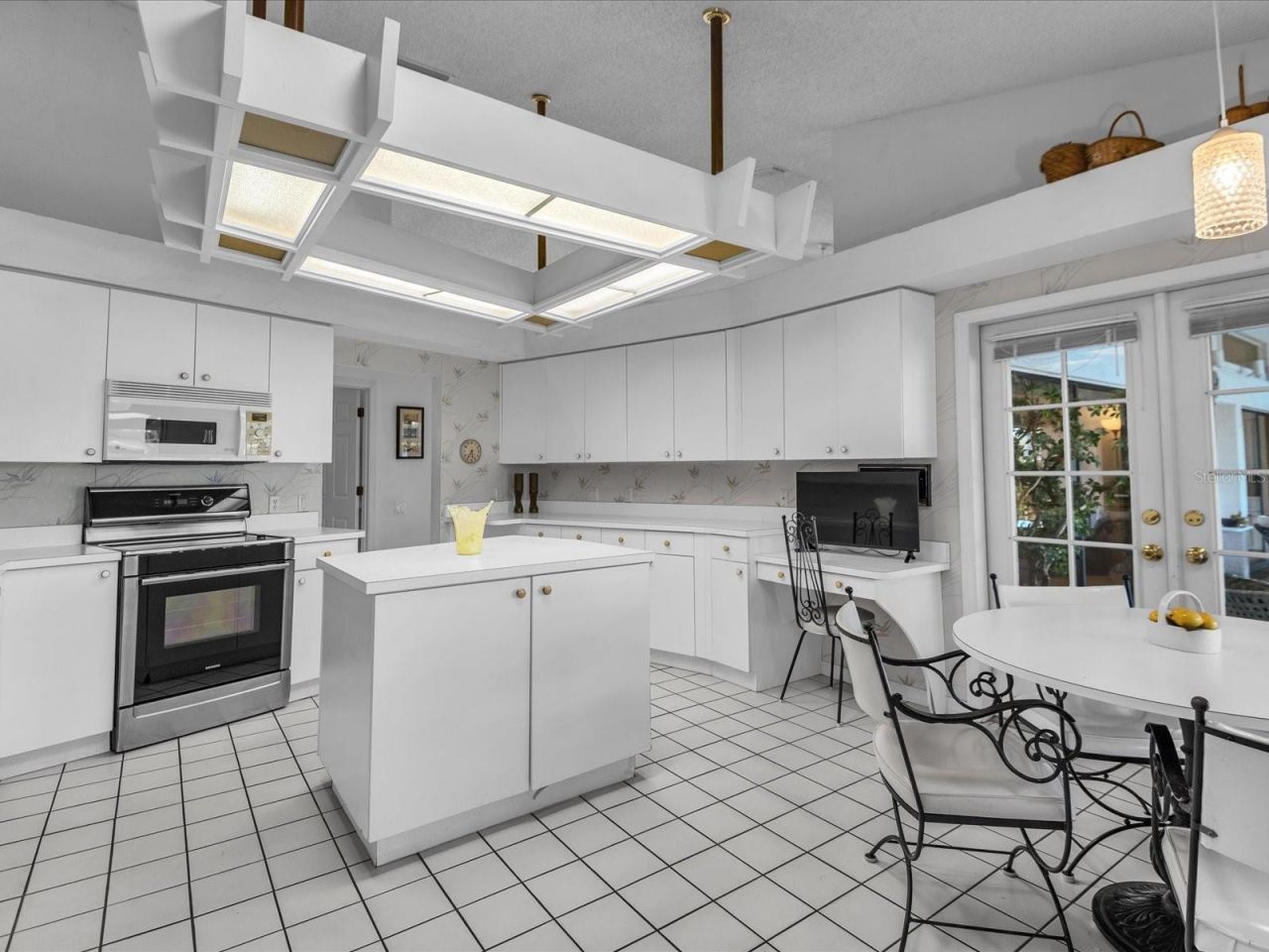 6821 Country Lakes Circle, Sarasota, FL 34243 Photo