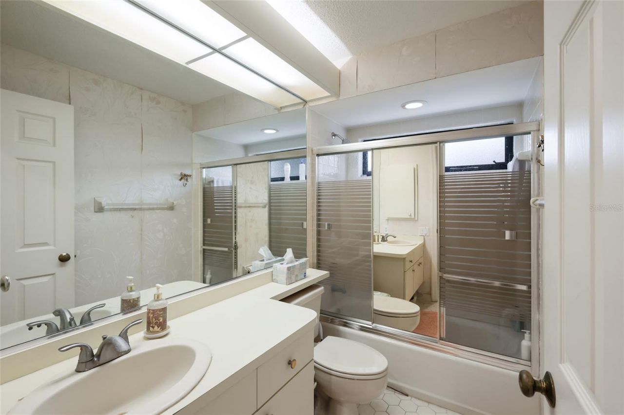 6821 Country Lakes Circle, Sarasota, FL 34243 Photo