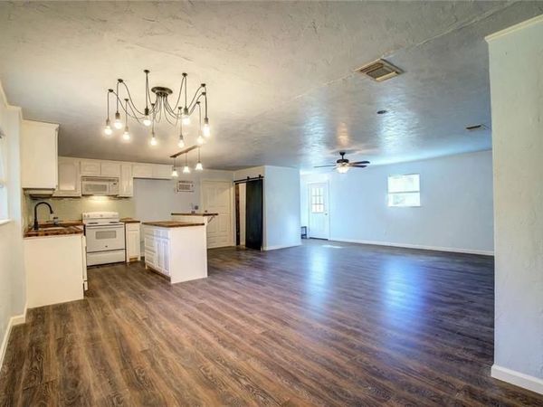 208 Miller Street , Mount Vernon, TX 75457