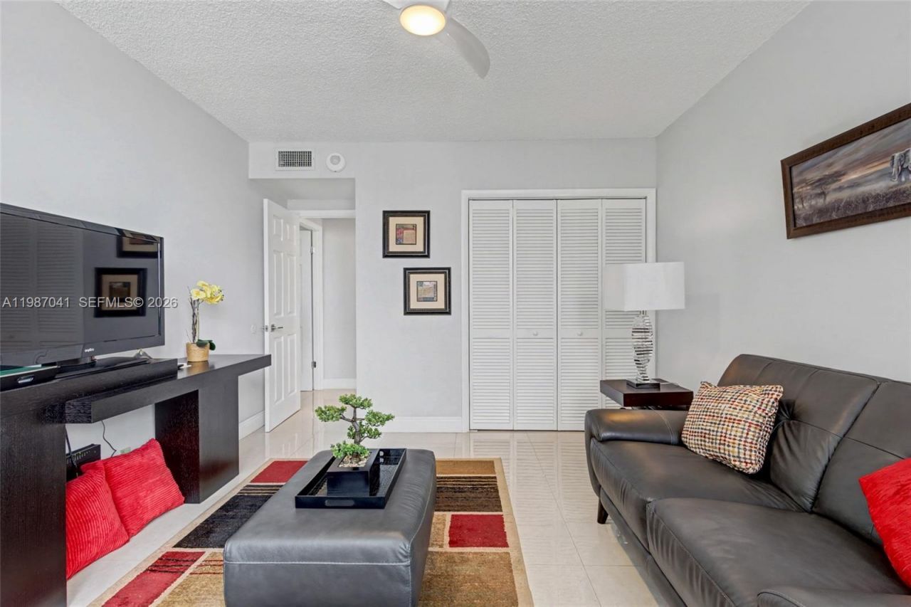 4330 Hillcrest Dr , Unit 619, Hollywood, FL 33021 Photo