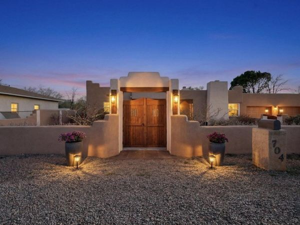 704 Tyler Road NW, Los Ranchos, NM 87107
