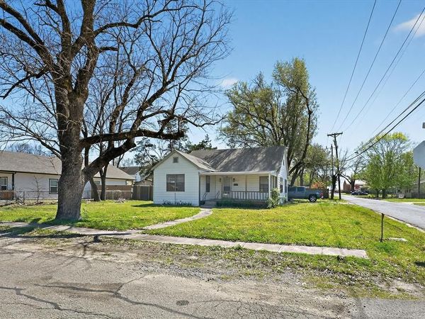302 E 10th Street, Bonham, TX 75418