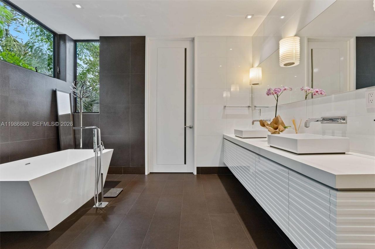 610 Harbor Cir , Key Biscayne, FL 33149 Photo