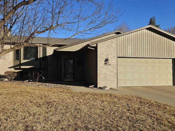 2805 S Whetstone Cir, Sioux Falls, SD 57103