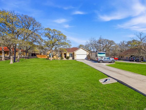 528 Jacobs, La Vernia, TX 78121
