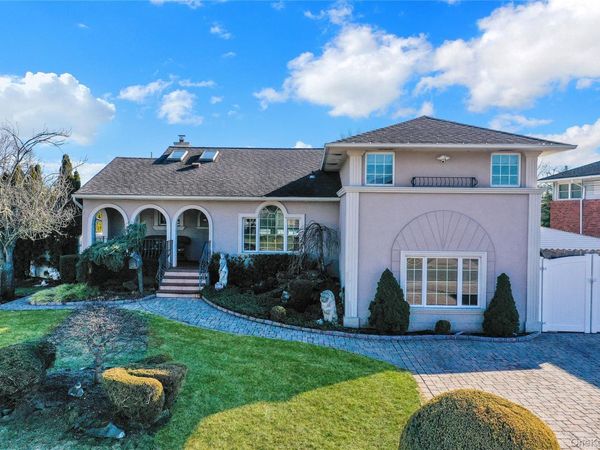 646 Kildare Crescent, Seaford, NY 11783