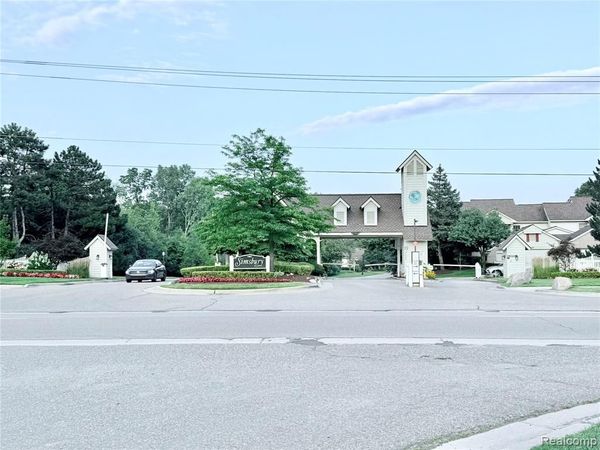 7288 Simsbury Dr. Drive, West Bloomfield Twp, MI 48322