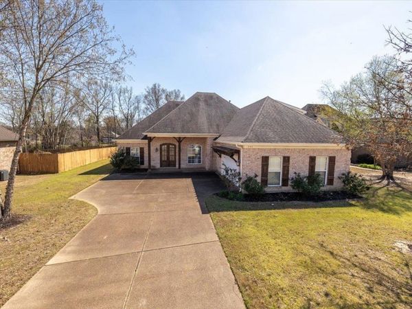 1593 BANBURY LN, Hernando, MS 38632