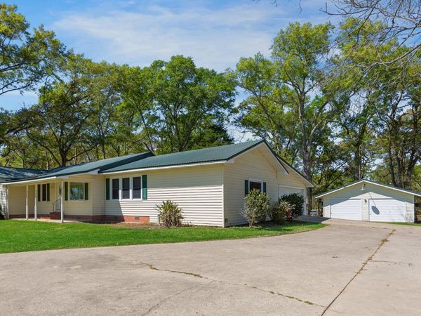 4898 Chitimacha Trail , Jeanerette, LA 70544