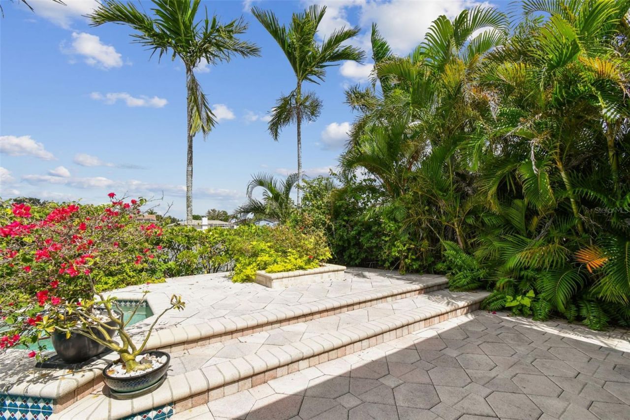 221 Howard Drive, Belleair Beach, FL 33786 Photo