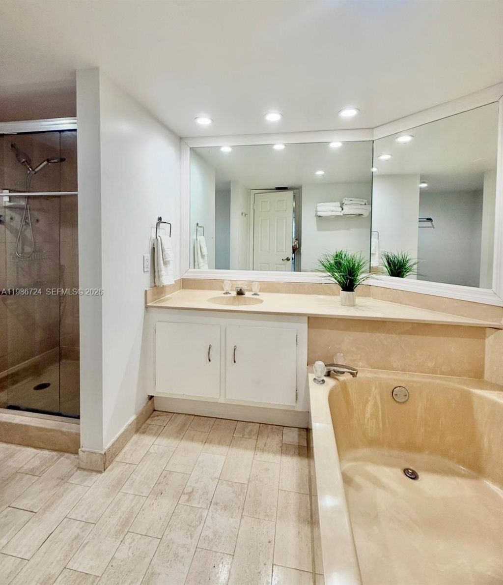 1717 Bayshore Dr Apt, Unit A-1548, Miami, FL 33131 Photo