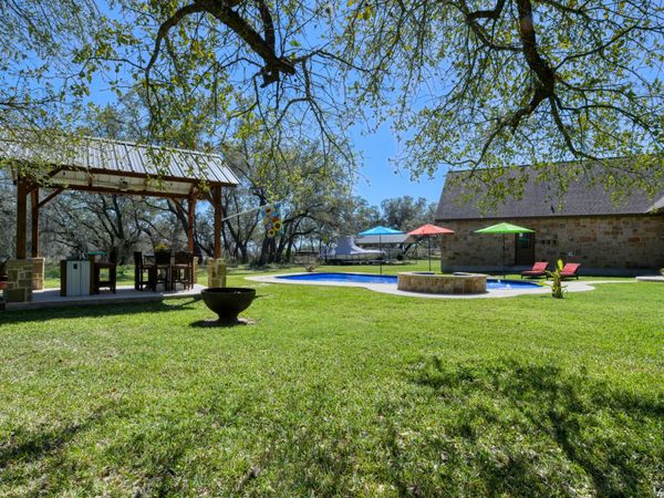 204 fawn, Floresville, TX 78114