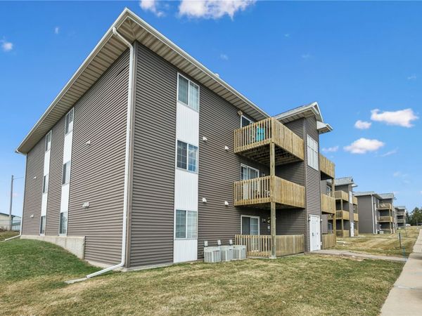 125 E Boyson Road , Hiawatha, IA 52233