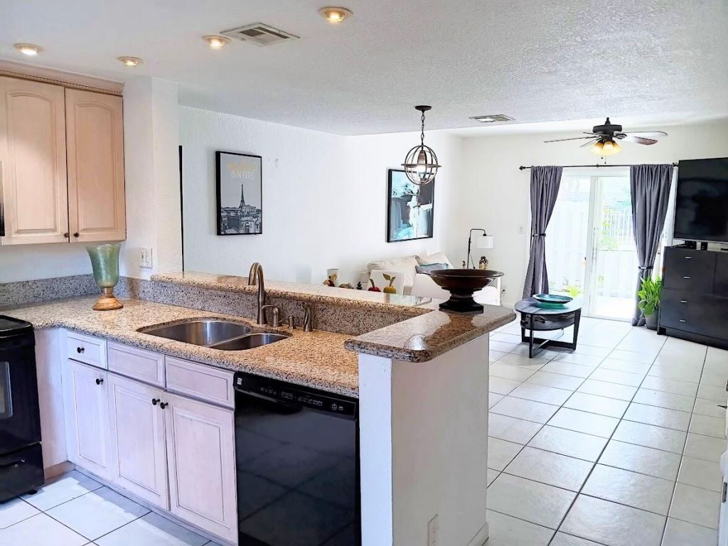 1827 NE 15th Avenue Ne, Unit 1827, Fort Lauderdale, FL 33305 Photo