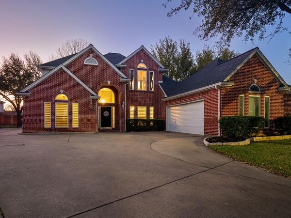 6402 Creekbend Court, Arlington, TX 76001