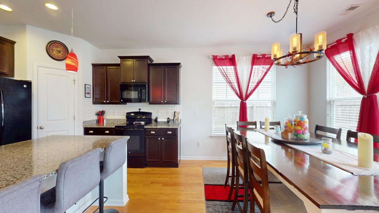 208 Roanoke Hill Court Photo 6