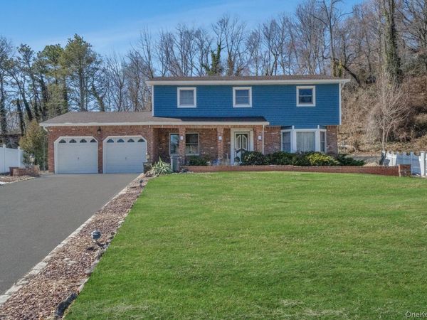 3 New Jersey Court, Dix Hills, NY 11746