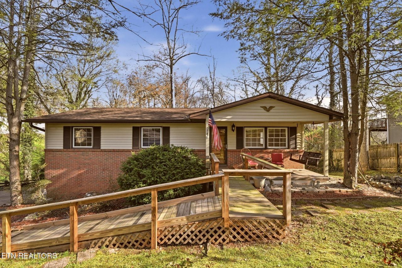 427 Sherwood Estates Circle, Clinton, TN 37716 Main Photo