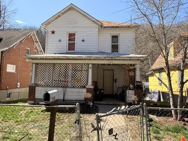 561 Roxbury St , Clifton Forge, VA 24422