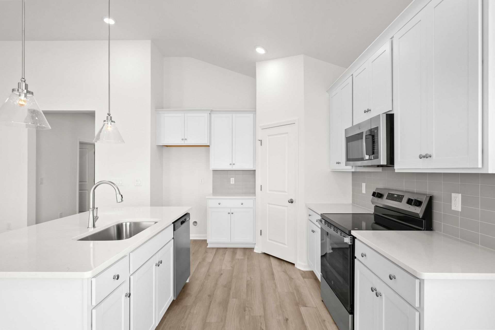 431 Joseph St Photo 16