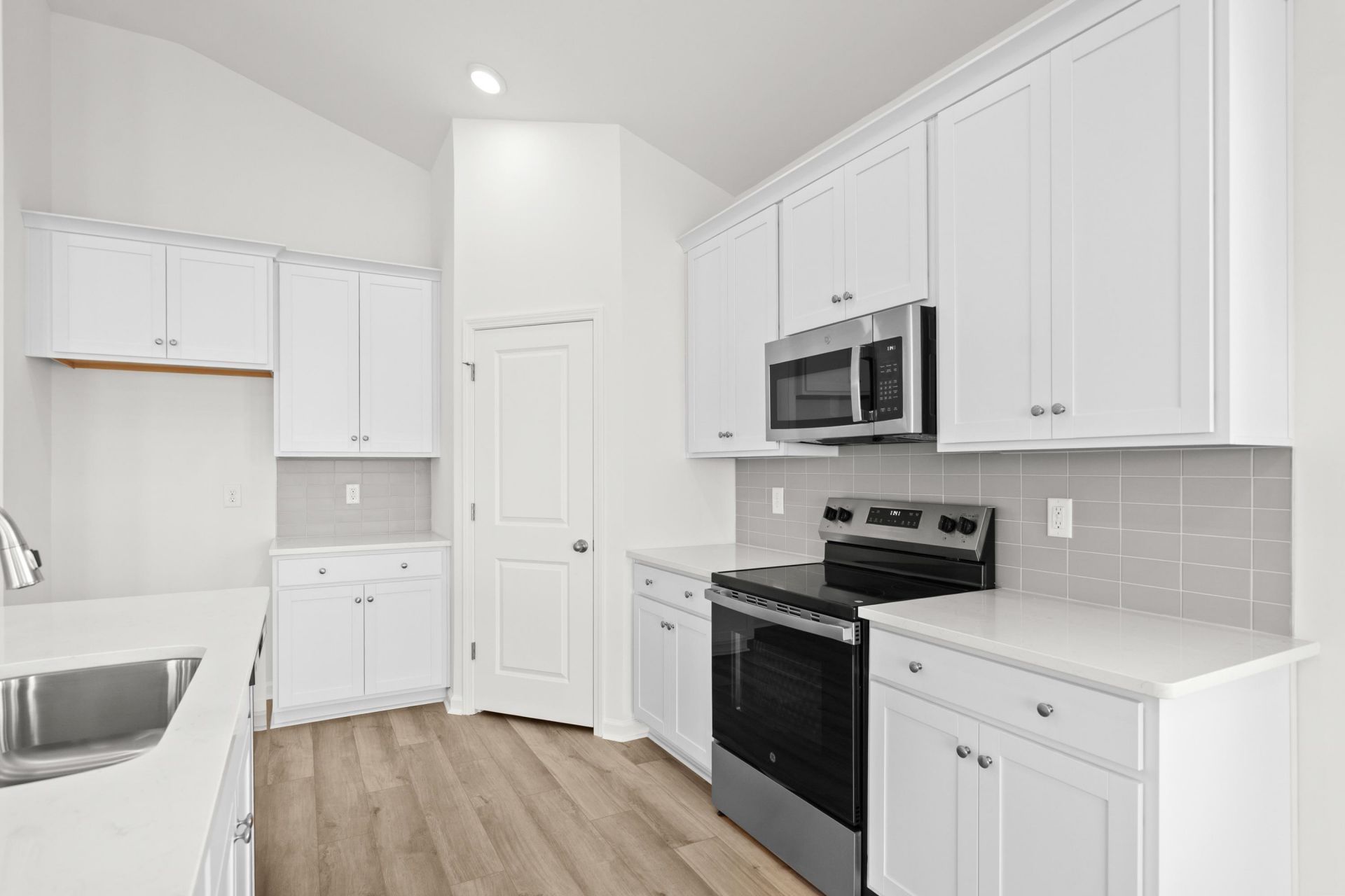 431 Joseph St Photo 17