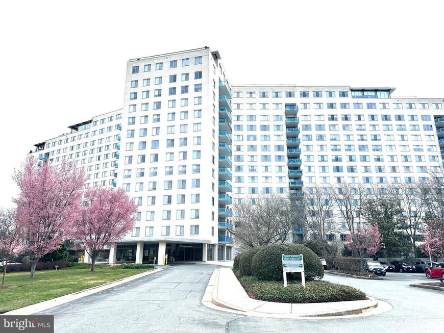 10401 Grosvenor Place, Unit 1414, Rockville, MD 20852 Main Photo