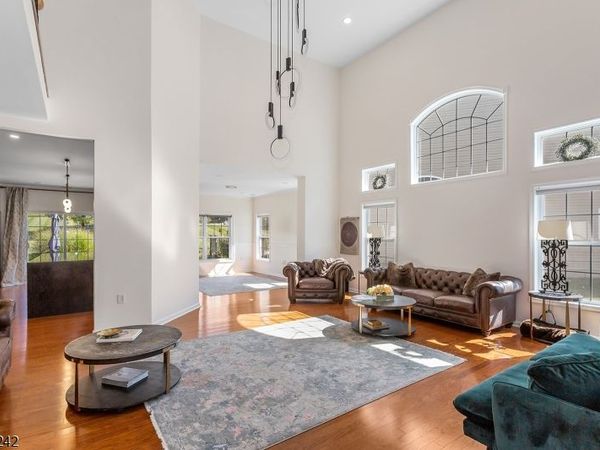 24 Bluffs Ct, Hamburg, NJ 07419