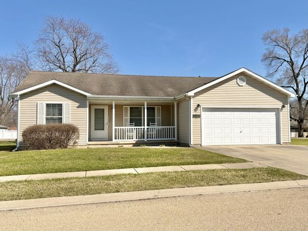 2100 Fox Chase Drive, Ottawa, IL 61350