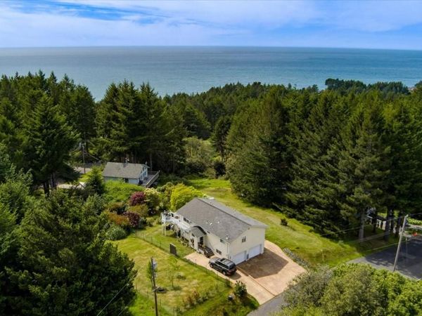 520 Redwood Road, Whitethorn, CA 95589