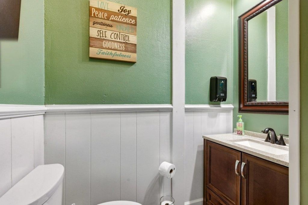 4360 Rose St. Photo 7
