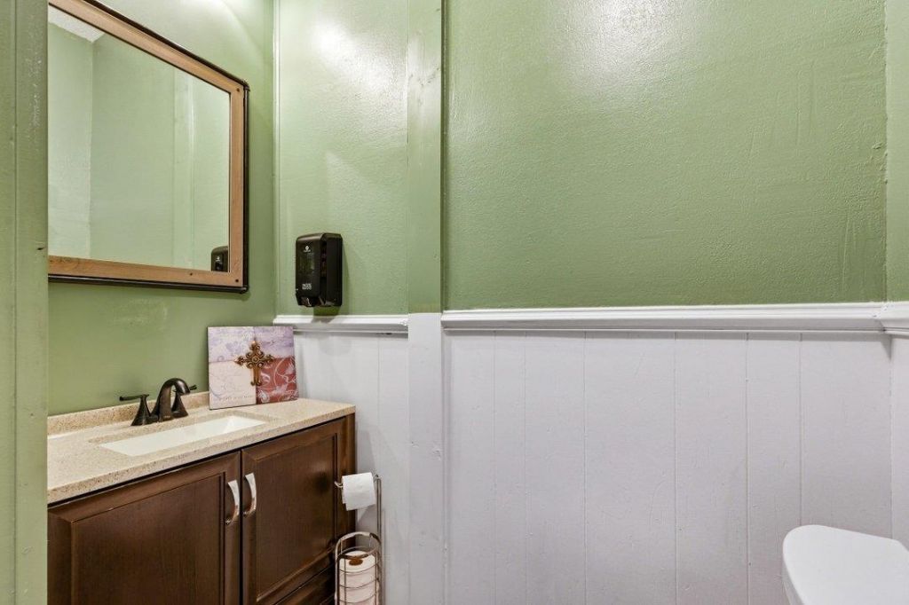 4360 Rose St. Photo 8