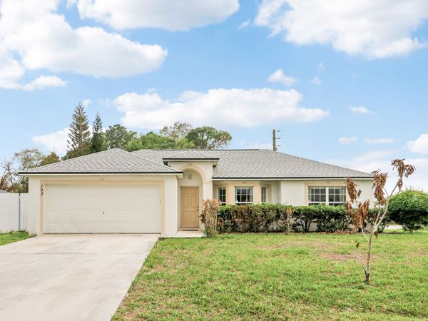 702 SE Lighthouse Avenue SE, Port St. Lucie, FL 34983