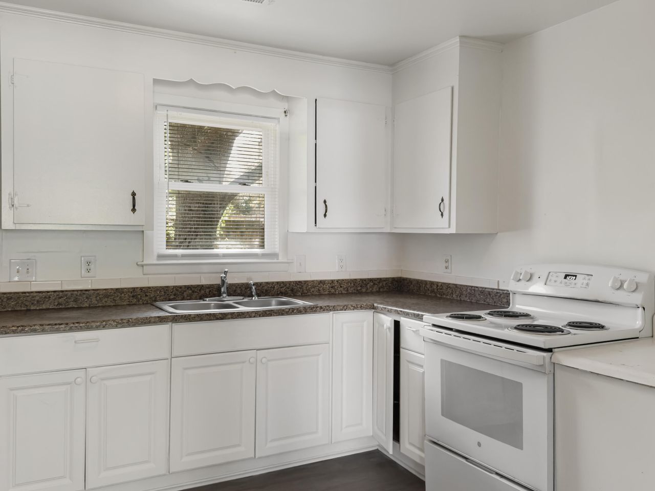 1129 Berkeley Street Photo 12