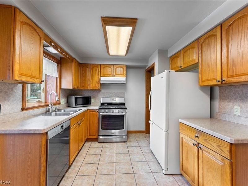 687 Moore Avenue, Campbell, OH 44405 Photo 7