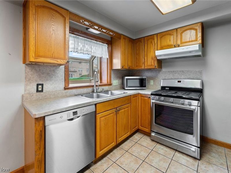 687 Moore Avenue, Campbell, OH 44405 Photo 9