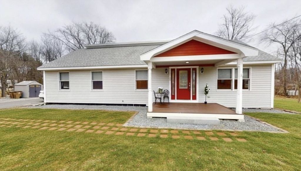 20 Academy Avenue, Atkinson, NH 03811 Main Photo