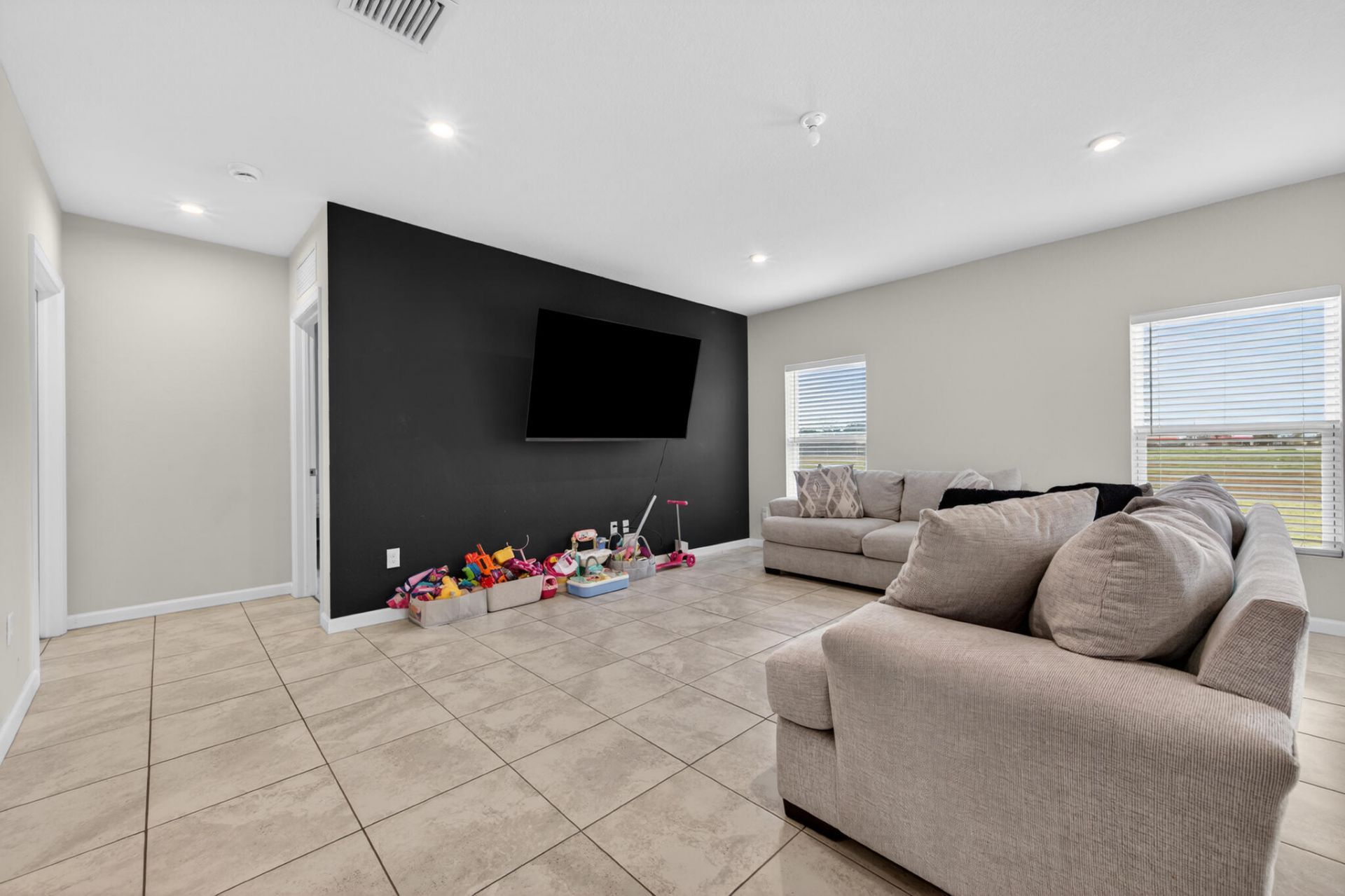 177 Dabou Loop, Belle Glade, FL 33430 Photo