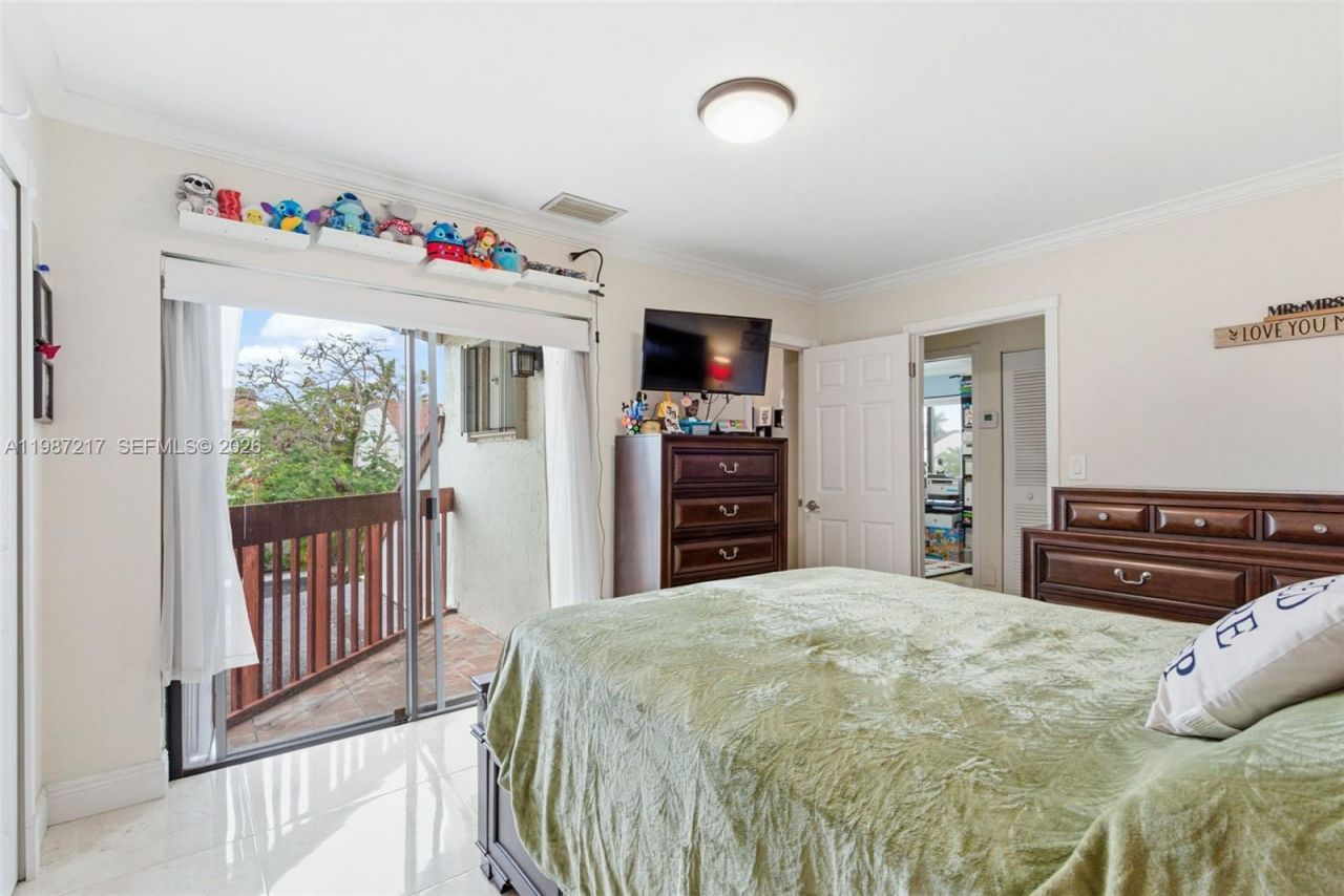 9746 NW 4th Ln, Unit 9746, Miami, FL 33172 Photo